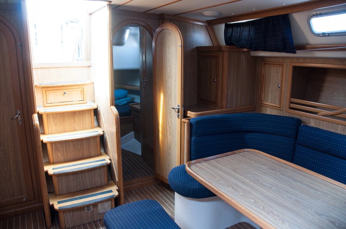 Detalles interiores de un yate pequeño mediano con carpintería de madera, muebles de madera y acabados artesanales sin personas